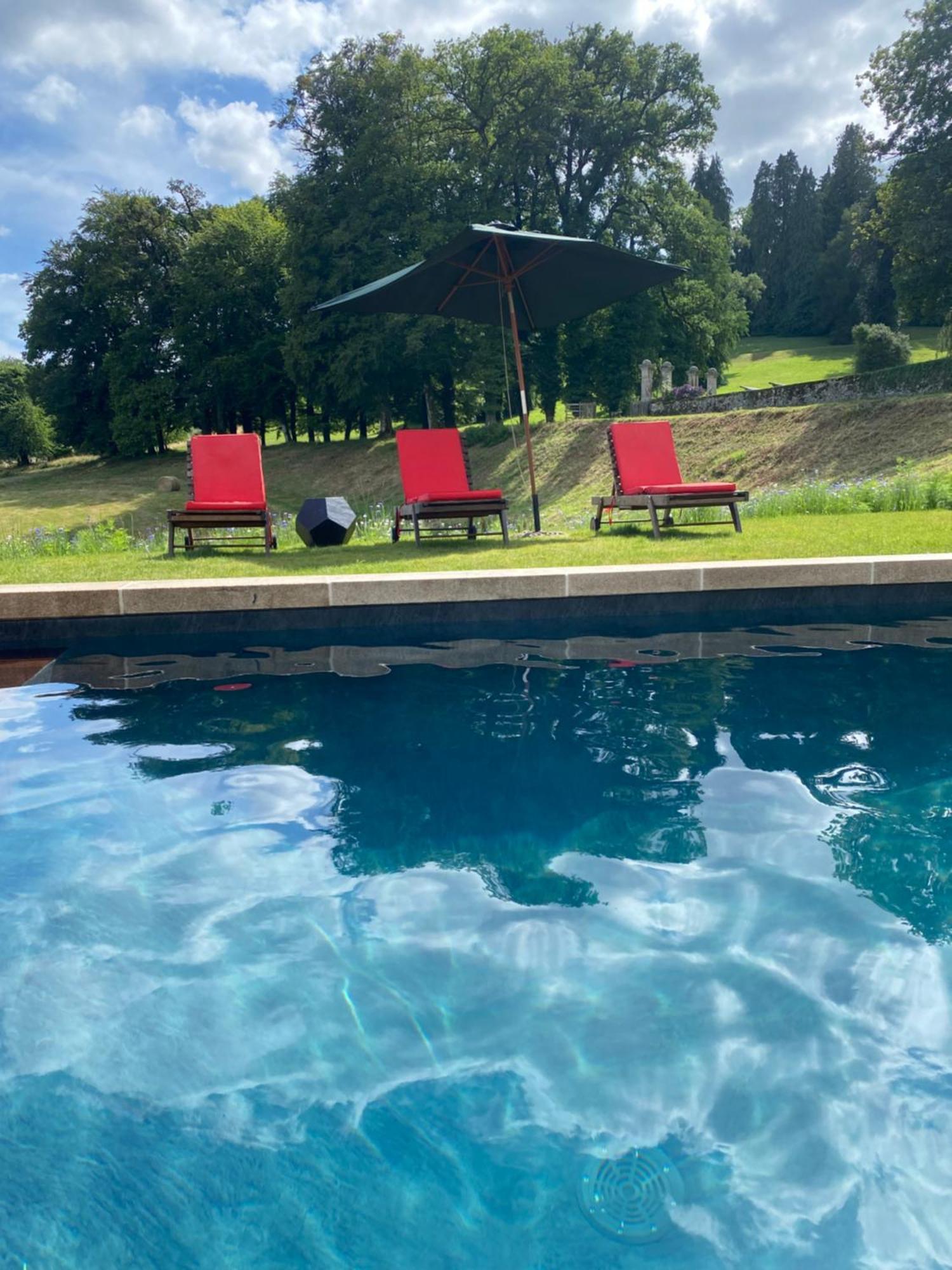 Domaine De Montmery Sa Piscine Son Jardin Ses Espaces Ambazac Exteriér fotografie